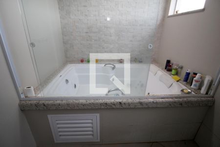 Casa de condomínio para alugar com 420m², 3 quartos e 4 vagasBanheiro da Suíte 1