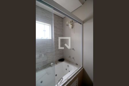 Casa de condomínio para alugar com 420m², 3 quartos e 4 vagasBanheiro da Suíte 2