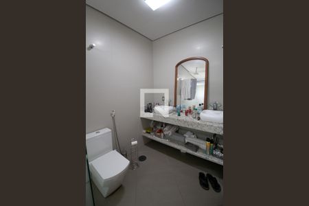 Casa de condomínio para alugar com 420m², 3 quartos e 4 vagasBanheiro da Suíte 1