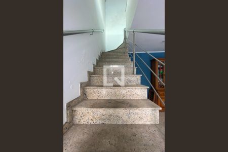 Casa à venda com 183m², 4 quartos e 3 vagas Casa à venda com 183m², 4 quartos e 3 vagasEscada 2