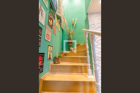 Casa à venda com 125m², 3 quartos e 2 vagas Casa à venda com 125m², 3 quartos e 2 vagasEscada