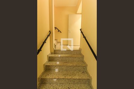 Apartamento à venda com 80m², 3 quartos e 1 vaga Apartamento à venda com 80m², 3 quartos e 1 vagaEscada