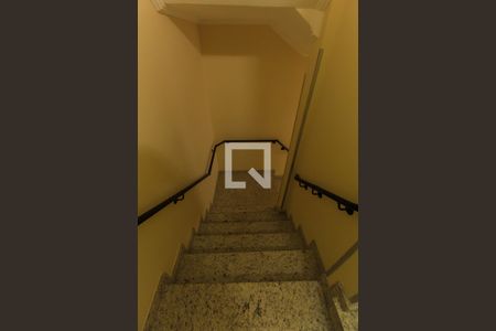 Apartamento à venda com 80m², 3 quartos e 1 vaga Apartamento à venda com 80m², 3 quartos e 1 vagaEscada