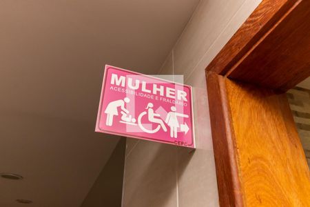 Apartamento para alugar com 80m², 3 quartos e 1 vaga Apartamento para alugar com 80m², 3 quartos e 1 vagaÁrea Comum - Banheiro Feminino do Salão