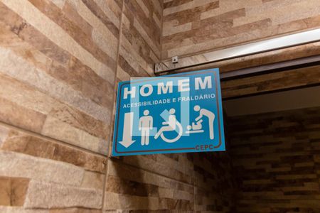 Apartamento para alugar com 80m², 3 quartos e 1 vaga Apartamento para alugar com 80m², 3 quartos e 1 vagaÁrea Comum - Banheiro Masculino do Salão