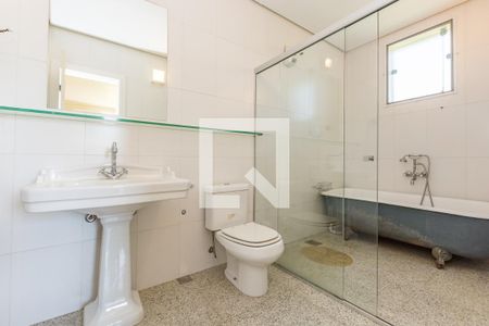 Casa à venda com 336m², 3 quartos e 4 vagasBanheiro da Suíte 1