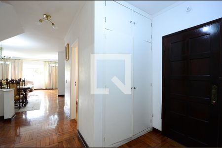 Hall de entrada de casa à venda com 4 quartos, 300m² em Parque Imperial, São Paulo