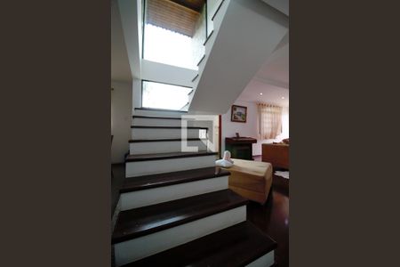 Casa para alugar com 275m², 3 quartos e 3 vagas Casa para alugar com 275m², 3 quartos e 3 vagasEscada