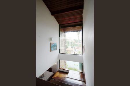 Casa para alugar com 275m², 3 quartos e 3 vagas Casa para alugar com 275m², 3 quartos e 3 vagasEscada