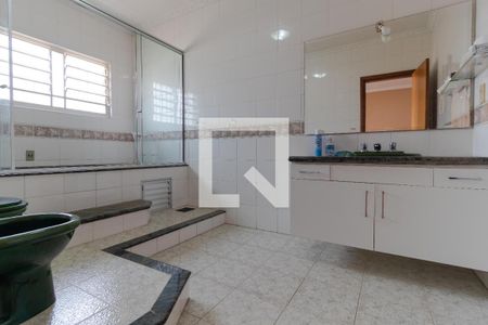 Casa à venda com 465m², 4 quartos e 4 vagasBanheiro da Suíte 02