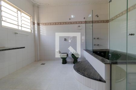 Casa à venda com 465m², 4 quartos e 4 vagasBanheiro da Suíte 01