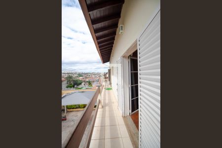 Casa à venda com 465m², 4 quartos e 4 vagasSacada das Suítes 03 e 04