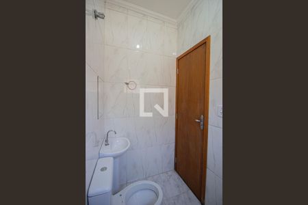 Casa de condomínio para alugar com 75m², 2 quartos e 1 vaga Casa de condomínio para alugar com 75m², 2 quartos e 1 vagaBanheiro da Suíte 2