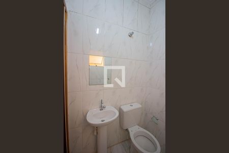 Casa de condomínio para alugar com 75m², 2 quartos e 1 vaga Casa de condomínio para alugar com 75m², 2 quartos e 1 vagaBanheiro da Suíte 1