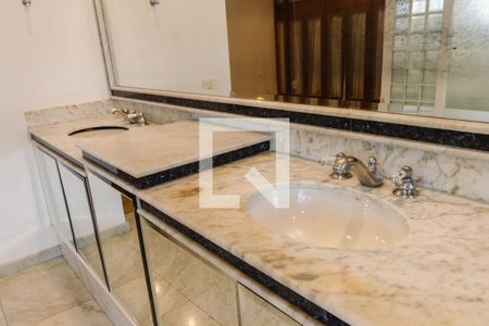 Apartamento para alugar com 240m², 3 quartos e 3 vagas Apartamento para alugar com 240m², 3 quartos e 3 vagasBanheiro da Suíte 1 Pia