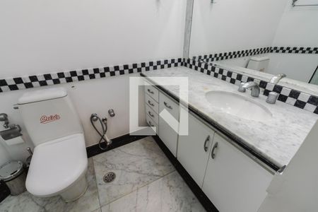Apartamento para alugar com 240m², 3 quartos e 3 vagas Apartamento para alugar com 240m², 3 quartos e 3 vagasBanheiro da Suíte 2