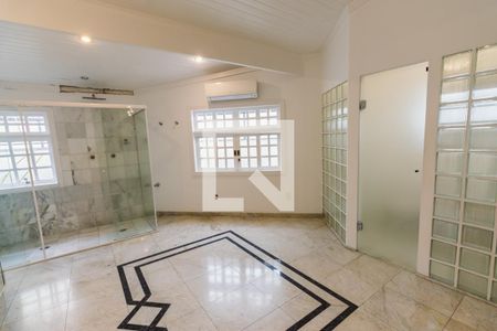 Apartamento para alugar com 240m², 3 quartos e 3 vagas Apartamento para alugar com 240m², 3 quartos e 3 vagasBanheiro da Suíte 1