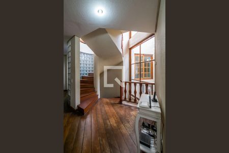 Casa à venda com 574m², 4 quartos e 3 vagas Casa à venda com 574m², 4 quartos e 3 vagasEscada