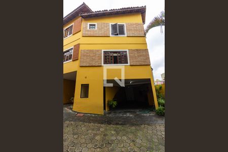 Casa de condomínio à venda com 120m², 2 quartos e 2 vagas Casa de condomínio à venda com 120m², 2 quartos e 2 vagasFachada