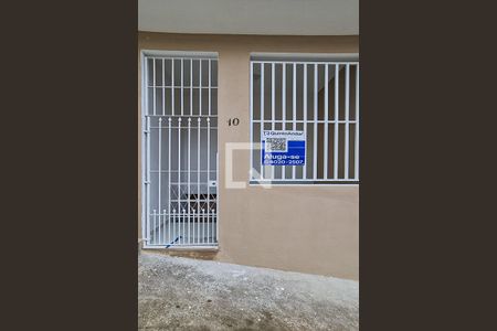 Fachada com Plaquinha de casa para alugar com 1 quarto, 50m² em Vila Mazzei, São Paulo