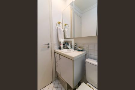 Apartamento à venda com 227m², 3 quartos e 4 vagas Apartamento à venda com 227m², 3 quartos e 4 vagasBanheiro da Suíte 2