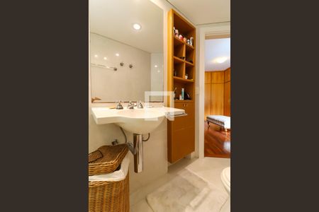 Apartamento à venda com 227m², 3 quartos e 4 vagas Apartamento à venda com 227m², 3 quartos e 4 vagasBanheiro 2 da Suíte 1