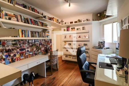 Apartamento à venda com 227m², 3 quartos e 4 vagas Apartamento à venda com 227m², 3 quartos e 4 vagasEscritório