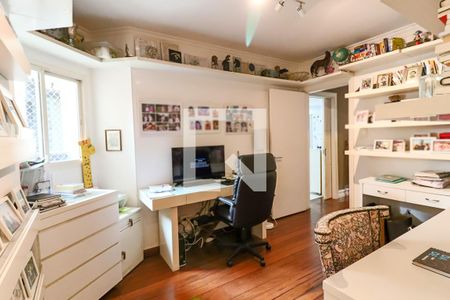 Apartamento à venda com 227m², 3 quartos e 4 vagas Apartamento à venda com 227m², 3 quartos e 4 vagasEscritório