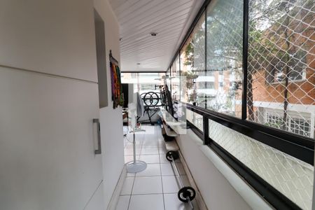 Apartamento à venda com 227m², 3 quartos e 4 vagas Apartamento à venda com 227m², 3 quartos e 4 vagasVaranda