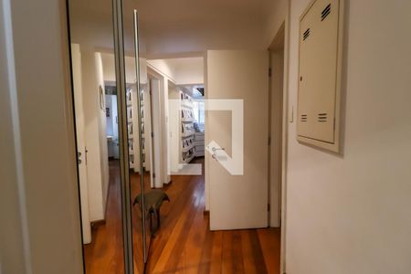 Apartamento à venda com 227m², 3 quartos e 4 vagas Apartamento à venda com 227m², 3 quartos e 4 vagasCorredor