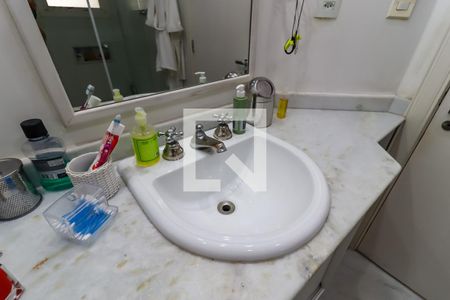 Apartamento à venda com 227m², 3 quartos e 4 vagas Apartamento à venda com 227m², 3 quartos e 4 vagasBanheiro 1 da Suíte 1