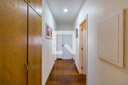 Casa à venda com 310m², 3 quartos e 4 vagas Casa à venda com 310m², 3 quartos e 4 vagasCorredor