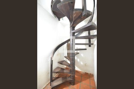 Casa à venda com 400m², 5 quartos e 4 vagasEscada em Madeira Acesso a Cozinha