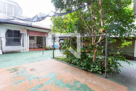 Casa à venda com 316m², 5 quartos e 3 vagas Casa à venda com 316m², 5 quartos e 3 vagasQuintal