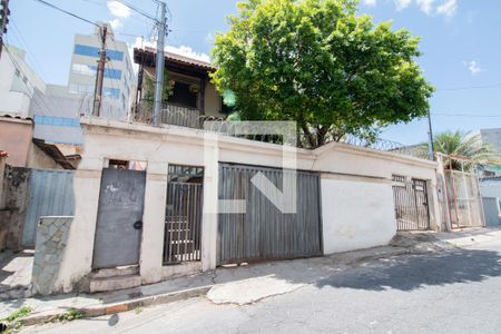 Casa à venda com 375m², 3 quartos e 3 vagasFachada