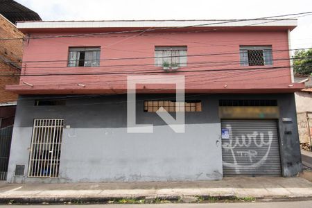 Casa à venda com 60m², 4 quartos e 4 vagas Casa à venda com 60m², 4 quartos e 4 vagasFachada