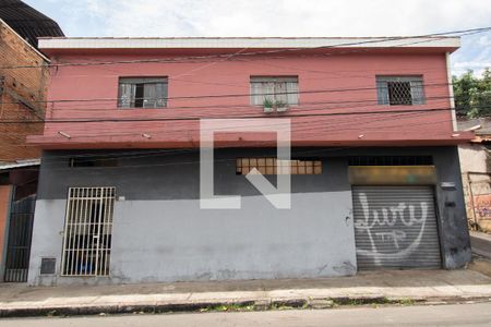 Casa à venda com 60m², 4 quartos e 4 vagas Casa à venda com 60m², 4 quartos e 4 vagasFachada