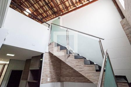 Casa à venda com 190m², 3 quartos e 2 vagasEscada