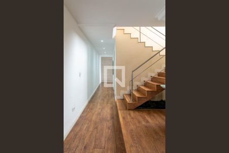 Corredor e escada de casa para alugar com 3 quartos, 350m² em Jardim Palmira, Guarulhos