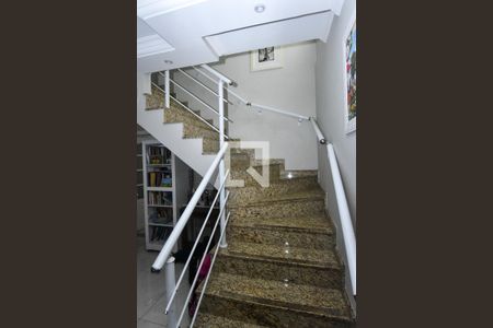 Casa à venda com 149m², 3 quartos e 2 vagas Casa à venda com 149m², 3 quartos e 2 vagasEscada