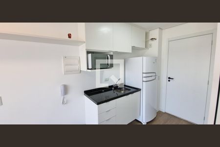 Cozinha com armarios, geladeira e microndas. de kitnet/studio à venda com 1 quarto, 26m² em Butantã, São Paulo