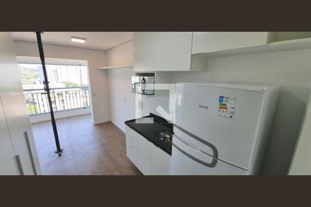Cozinha com armarios, geladeira e microndas. de kitnet/studio à venda com 1 quarto, 26m² em Butantã, São Paulo