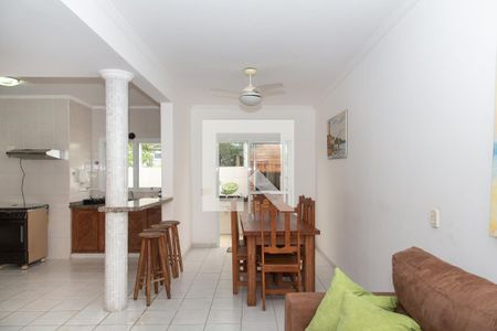 Sala de casa de condomínio para alugar com 3 quartos, 140m² em Jardim Enseada, Guarujá