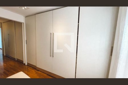 Casa à venda com 561m², 5 quartos e 6 vagasCloset da suíte 1