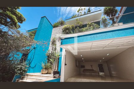 Casa à venda com 561m², 5 quartos e 6 vagasEntrada