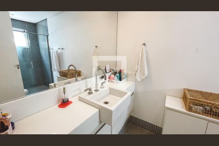 Casa à venda com 561m², 5 quartos e 6 vagasBanheiro da Suíte 4