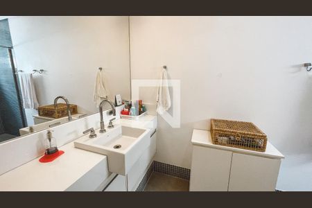 Casa à venda com 561m², 5 quartos e 6 vagasBanheiro da Suíte 4