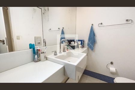 Casa à venda com 561m², 5 quartos e 6 vagasBanheiro da Suíte 2