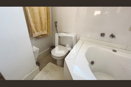 Casa à venda com 561m², 5 quartos e 6 vagasBanheiro da Suíte 1