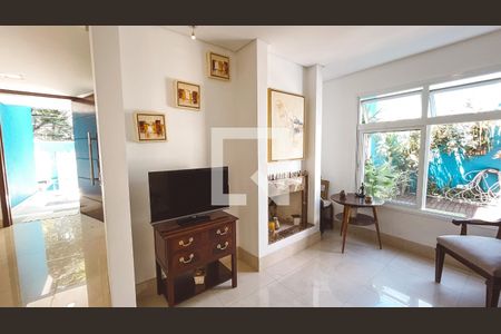 Casa à venda com 561m², 5 quartos e 6 vagasSala